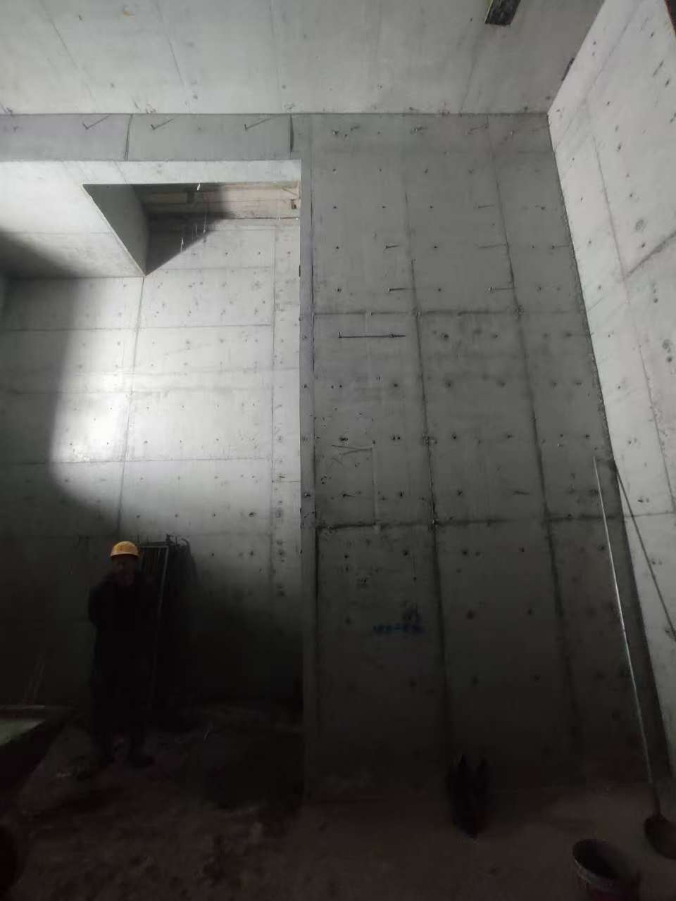 松潘墙上开槽钢筋断了有影响吗